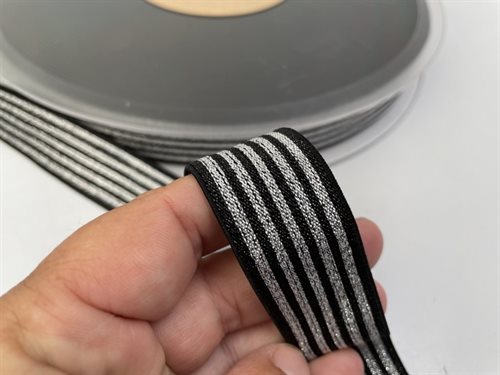 Blød elastik - sort med sølv stribe, 2,5 cm