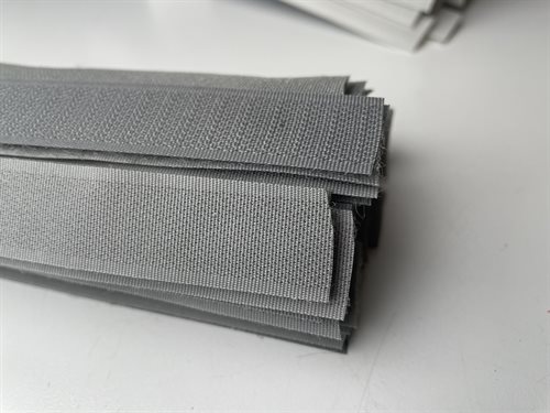Velcrobånd 50 cm - grå i 2 cm bredde, påsyning.