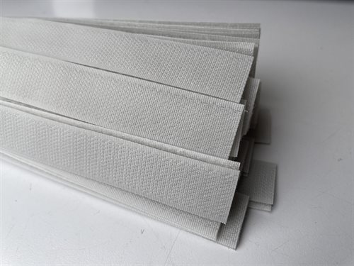 Velcrobånd 50 cm - lys grå i 2 cm bredde, påsyning.