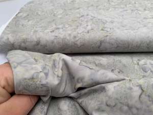 Patchwork stof - marmor look i grå med okker undertone