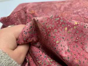 Patchwork stof - marmoreret med pletter i skønne rosa toner, rest på 1 m