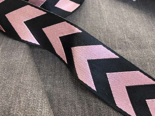 Fast bånd - sort / rosa zigzag