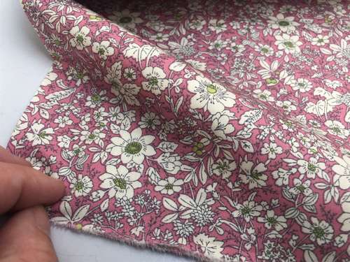 Patchwork stof - med yndige blomster i rosa