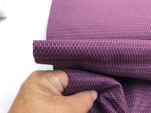 Patchwork stof - violet bund med dråbe mønster
