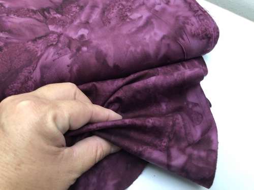 Patchwork stof - marmor look i aubergine