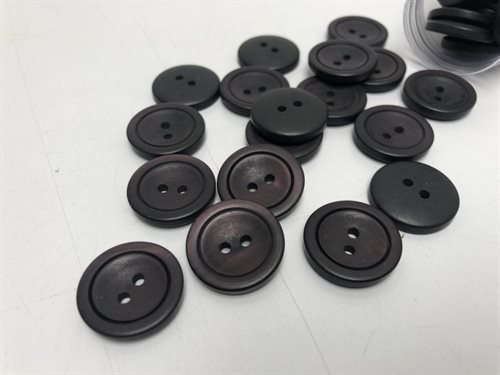 Knap - sort med aubergine skær og med 2 huller, 20 mm