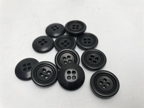 Pu knap - sort med fin detalje og 4 huller, 18 mm