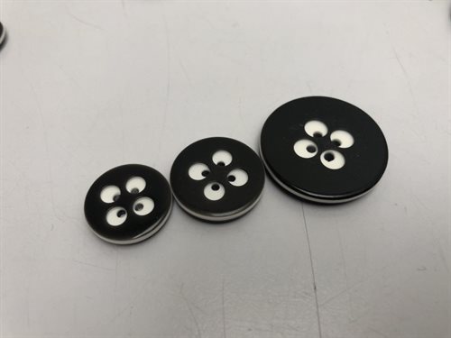 Resin knap - blank og i sort med 4 hvide huller, 18 mm