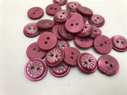 Pu knap - fuchsia med indgraveret marguerit, 15 mm