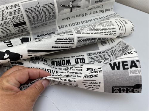Dekostof - newspaper på hvid bund