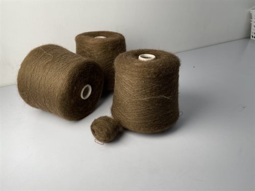 Kid mohair - i kakao brun med grøn undertone, 25 gram