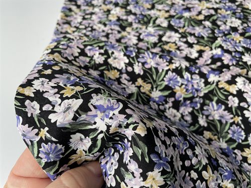 Fastvævet viscose - violette blomster på sort bund