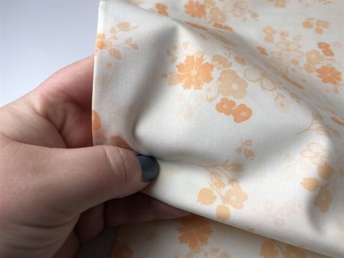 Patchwork stof - AGF fusion nectarine, flødefarvet med blide orange blomster