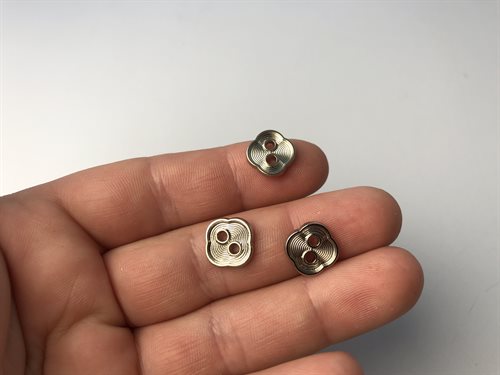 Metal knap - bølge formet og med struktur i sølv, 11 mm