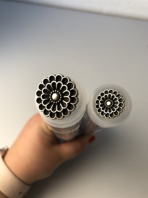 Metal knap - fin og med blomstermotiv, 15 mm
