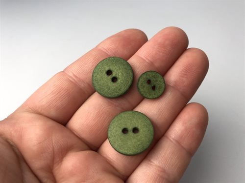 Curb cotton button fra mind the maker - i olive green, 11 mm