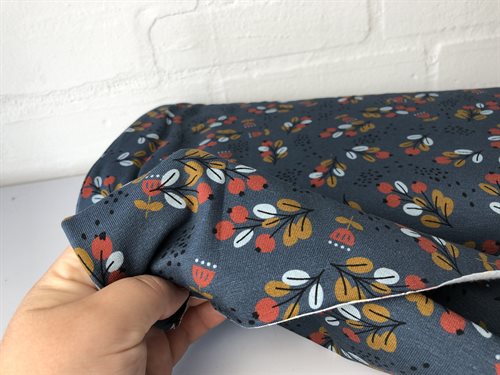 Bomuldsjersey - berry på smuk mørk gråblå bund, rest på 1,2 m
