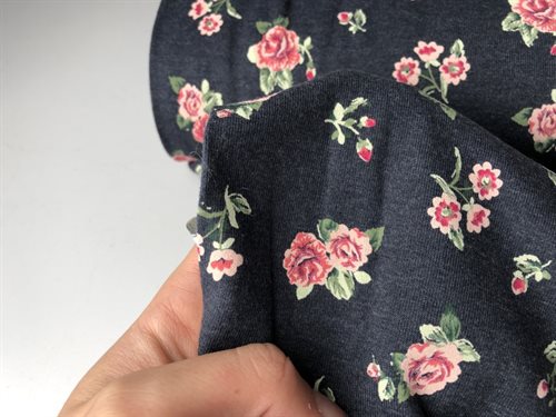 Bomuldsjersey - flotte blomster på marineblå meleret bund, rest på 130 cm