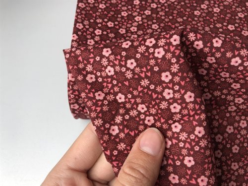 Patchwork stof - fine mini blomster og hjerter i blide røde toner