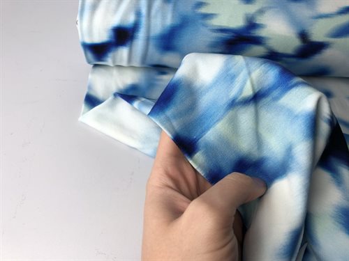 Bomuldsjersey - sløret motiv i blå toner