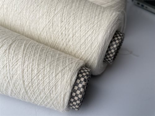 Baby cones i 100 % cashmere - offwhite, 32 gram