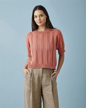 Carla by Permin - t-shirt med hulmønster og sænket skulder