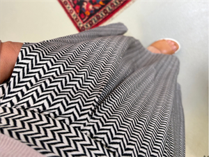 Fastvævet viscose - zig zag mønster i sort og offwhite