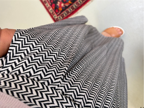 Fastvævet viscose - zig zag mønster i sort og offwhite