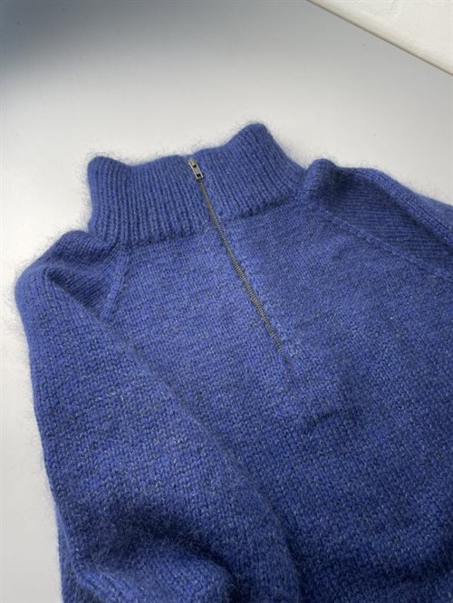 PetiteKnit Zipper Sweater Man - strikkekit på sprød blå sweater med silkmohair