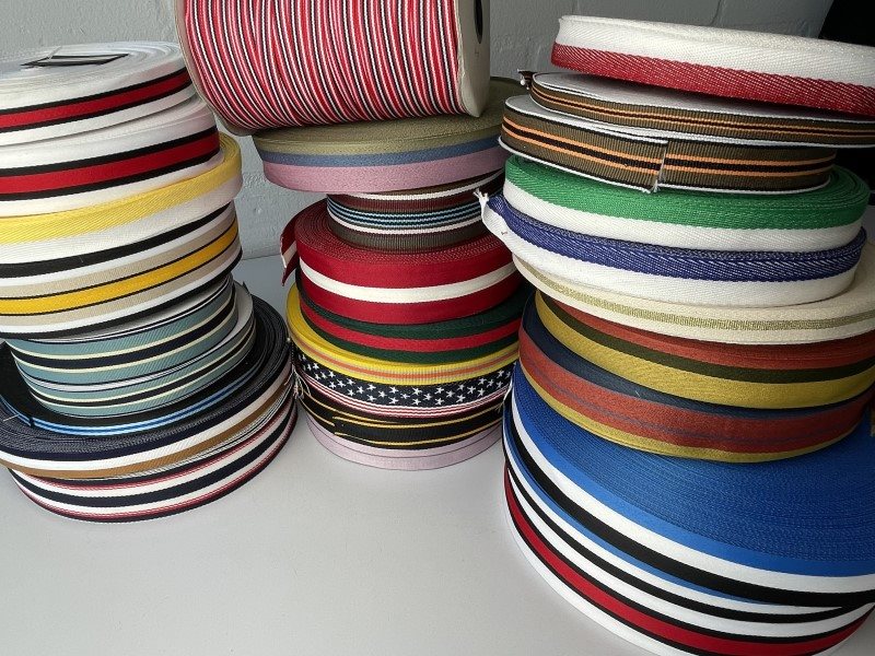 Satinvævet bånd - sort, hvid og blå stribe, 20 mm