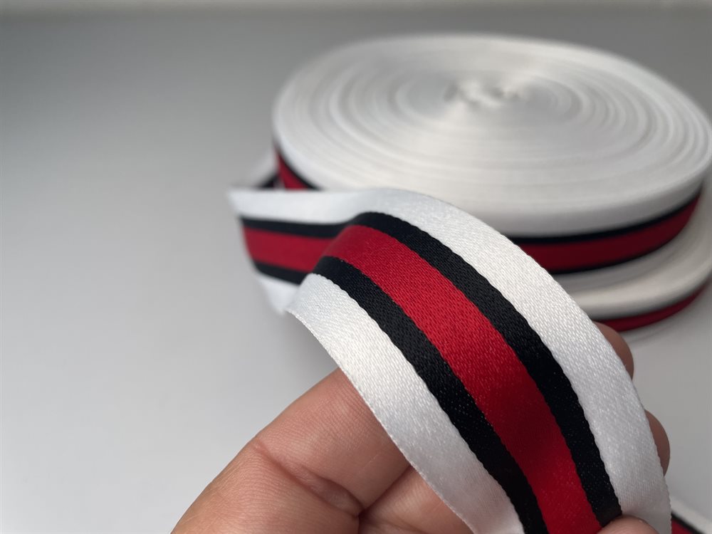Satinvævet bånd - hvid og sort med rød stribe, 20 mm