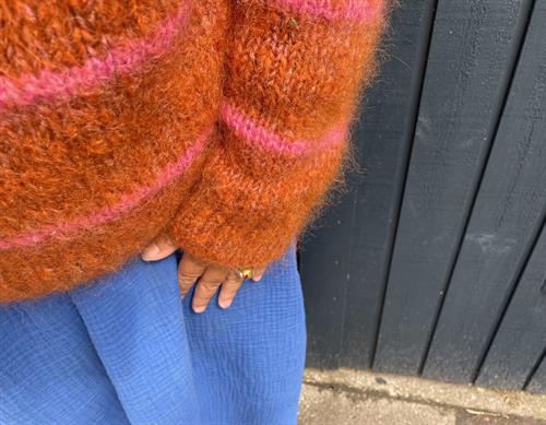 SWEATER NO. 9 - kit i orange og pink toner