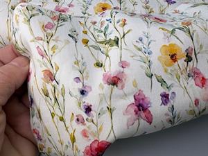 Twillvævet bomuldssatin - yndigste blomster på lys bund