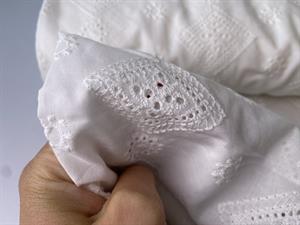Broderie anglaise - flotte motiver i offwhite