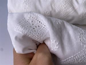 Broderie anglaise - flotte motiver i hvid