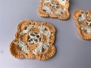 Hæklet symærke - fersken og hvid med pailletter, 3 stk.