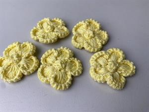 Hæklet blomst - lys gul, 5 stk.