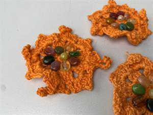 Hæklet symærke - orange med små sten, 3 stk.