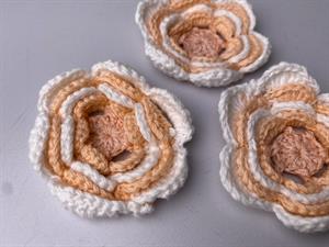 Hæklet blomst - fersken og hvid, 3 stk.