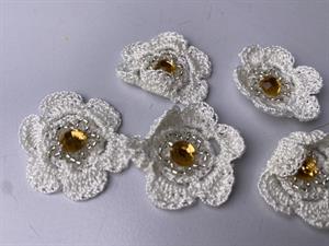 Hæklet blomst - hvid med små perler, 5 stk.