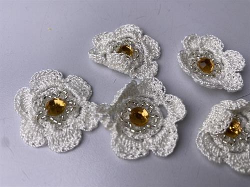 Hæklet blomst - hvid med små perler, 5 stk.