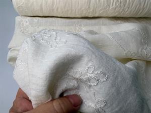 Fastvævet polyester - offwhite med flotte blomster