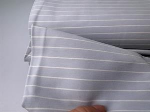 Fastvævet bengalin med stræk - lækre smalle striber på lyseblå bund