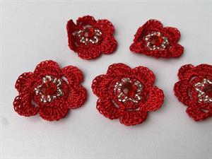 Hæklet blomst - rød med små perler, 5 stk.
