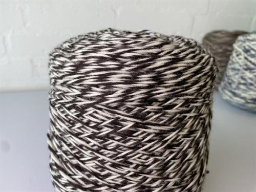 SOGNO - tykt, lækkert og blødt garn i dark brown, ca. 750 gram