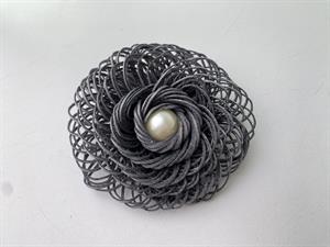 Broche - grå blomst med perle, 1 stk.