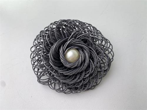 Broche - grå blomst med perle, 1 stk.