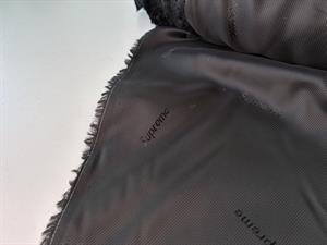 Fastvævet viscose foer - sort med skrift