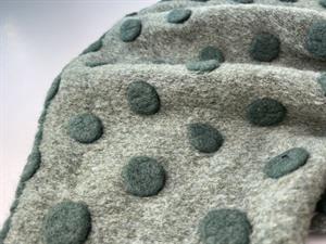 Uld filt - big fluffy dots green