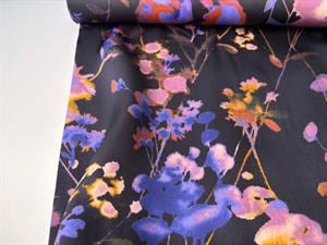 Satinvævet viscose - sort bund med smukke blomster i varme farver